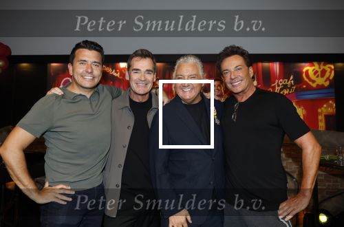 Amsterdam 1 juni 2025
Rene Froger krijgt na de laatste toppers in concert een koninklijke onderscheiding in de Johan Cruyff arena . De hele familike van Rene en Natasja is aanwezig . Natacha Danny Froger ( met vrouw) Didier Froger(met vriendin) en Maxim Froger (met vriendin) Ook Gerard Joling Jeroen v d Boom en Jan Smit waren natuurlijk aanwezig.