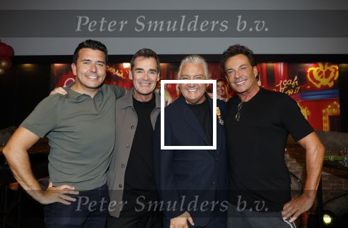 Amsterdam 1 juni 2025
Rene Froger krijgt na de laatste toppers in concert een koninklijke onderscheiding in de Johan Cruyff arena . De hele familike van Rene en Natasja is aanwezig . Natacha Danny Froger ( met vrouw) Didier Froger(met vriendin) en Maxim Froger (met vriendin) Ook Gerard Joling Jeroen v d Boom en Jan Smit waren natuurlijk aanwezig.