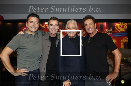 Amsterdam 1 juni 2025
Rene Froger krijgt na de laatste toppers in concert een koninklijke onderscheiding in de Johan Cruyff arena . De hele familike van Rene en Natasja is aanwezig . Natacha Danny Froger ( met vrouw) Didier Froger(met vriendin) en Maxim Froger (met vriendin) Ook Gerard Joling Jeroen v d Boom en Jan Smit waren natuurlijk aanwezig.