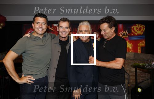Amsterdam 1 juni 2025
Rene Froger krijgt na de laatste toppers in concert een koninklijke onderscheiding in de Johan Cruyff arena . De hele familike van Rene en Natasja is aanwezig . Natacha Danny Froger ( met vrouw) Didier Froger(met vriendin) en Maxim Froger (met vriendin) Ook Gerard Joling Jeroen v d Boom en Jan Smit waren natuurlijk aanwezig.