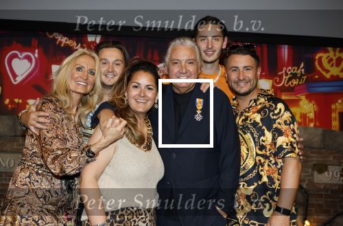 Amsterdam 1 juni 2025
Rene Froger krijgt na de laatste toppers in concert een koninklijke onderscheiding in de Johan Cruyff arena . De hele familike van Rene en Natasja is aanwezig . Natacha Danny Froger ( met vrouw) Didier Froger(met vriendin) en Maxim Froger (met vriendin) Ook Gerard Joling Jeroen v d Boom en Jan Smit waren natuurlijk aanwezig.