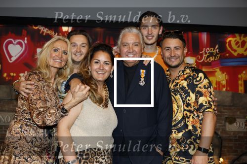 Amsterdam 1 juni 2025
Rene Froger krijgt na de laatste toppers in concert een koninklijke onderscheiding in de Johan Cruyff arena . De hele familike van Rene en Natasja is aanwezig . Natacha Danny Froger ( met vrouw) Didier Froger(met vriendin) en Maxim Froger (met vriendin) Ook Gerard Joling Jeroen v d Boom en Jan Smit waren natuurlijk aanwezig.