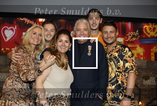 Amsterdam 1 juni 2025
Rene Froger krijgt na de laatste toppers in concert een koninklijke onderscheiding in de Johan Cruyff arena . De hele familike van Rene en Natasja is aanwezig . Natacha Danny Froger ( met vrouw) Didier Froger(met vriendin) en Maxim Froger (met vriendin) Ook Gerard Joling Jeroen v d Boom en Jan Smit waren natuurlijk aanwezig.