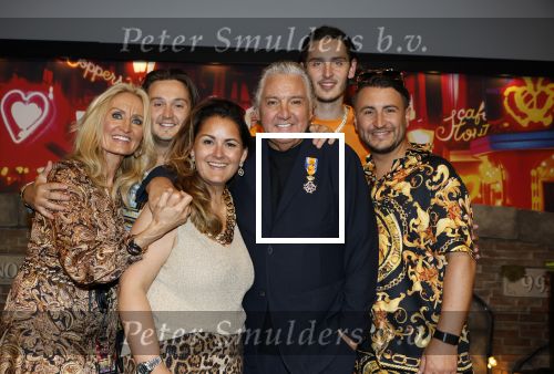 Amsterdam 1 juni 2025
Rene Froger krijgt na de laatste toppers in concert een koninklijke onderscheiding in de Johan Cruyff arena . De hele familike van Rene en Natasja is aanwezig . Natacha Danny Froger ( met vrouw) Didier Froger(met vriendin) en Maxim Froger (met vriendin) Ook Gerard Joling Jeroen v d Boom en Jan Smit waren natuurlijk aanwezig.