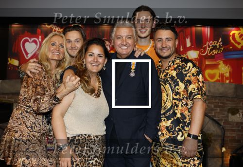 Amsterdam 1 juni 2025
Rene Froger krijgt na de laatste toppers in concert een koninklijke onderscheiding in de Johan Cruyff arena . De hele familike van Rene en Natasja is aanwezig . Natacha Danny Froger ( met vrouw) Didier Froger(met vriendin) en Maxim Froger (met vriendin) Ook Gerard Joling Jeroen v d Boom en Jan Smit waren natuurlijk aanwezig.