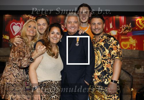 Amsterdam 1 juni 2025
Rene Froger krijgt na de laatste toppers in concert een koninklijke onderscheiding in de Johan Cruyff arena . De hele familike van Rene en Natasja is aanwezig . Natacha Danny Froger ( met vrouw) Didier Froger(met vriendin) en Maxim Froger (met vriendin) Ook Gerard Joling Jeroen v d Boom en Jan Smit waren natuurlijk aanwezig.