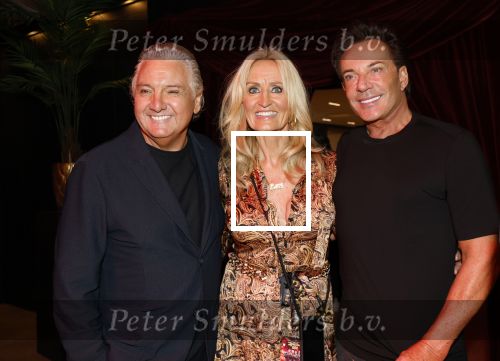 Amsterdam 1 juni 2025
Rene Froger krijgt na de laatste toppers in concert een koninklijke onderscheiding in de Johan Cruyff arena . Natasja Froger en Gerard Joling en Rene