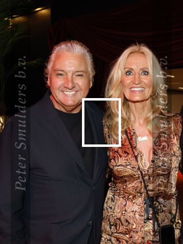 Amsterdam 1 juni 2025
Rene Froger krijgt na de laatste toppers in concert een koninklijke onderscheiding in de Johan Cruyff arena . Natasja Froger en Gerard Joling en Rene