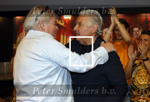 Amsterdam 1 juni 2025
Rene Froger krijgt na de laatste toppers in concert een koninklijke onderscheiding in de Johan Cruyff arena . De hele familike van Rene en Natasja is aanwezig . Natacha Danny Froger ( met vrouw) Didier Froger(met vriendin) en Maxim Froger (met vriendin) Ook Gerard Joling Jeroen v d Boom en Jan Smit waren natuurlijk aanwezig. Rene Froger en Benno de Leeuw