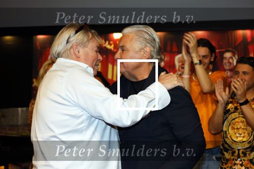 Amsterdam 1 juni 2025
Rene Froger krijgt na de laatste toppers in concert een koninklijke onderscheiding in de Johan Cruyff arena . De hele familike van Rene en Natasja is aanwezig . Natacha Danny Froger ( met vrouw) Didier Froger(met vriendin) en Maxim Froger (met vriendin) Ook Gerard Joling Jeroen v d Boom en Jan Smit waren natuurlijk aanwezig. Rene Froger en Benno de Leeuw