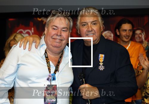 Amsterdam 1 juni 2025
Rene Froger krijgt na de laatste toppers in concert een koninklijke onderscheiding in de Johan Cruyff arena . De hele familike van Rene en Natasja is aanwezig . Natacha Danny Froger ( met vrouw) Didier Froger(met vriendin) en Maxim Froger (met vriendin) Ook Gerard Joling Jeroen v d Boom en Jan Smit waren natuurlijk aanwezig. Rene Froger en Benno de Leeuw