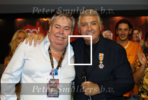 Amsterdam 1 juni 2025
Rene Froger krijgt na de laatste toppers in concert een koninklijke onderscheiding in de Johan Cruyff arena . De hele familike van Rene en Natasja is aanwezig . Natacha Danny Froger ( met vrouw) Didier Froger(met vriendin) en Maxim Froger (met vriendin) Ook Gerard Joling Jeroen v d Boom en Jan Smit waren natuurlijk aanwezig. Rene Froger en Benno de Leeuw