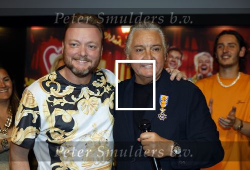 Amsterdam 1 juni 2025
Rene Froger krijgt na de laatste toppers in concert een koninklijke onderscheiding in de Johan Cruyff arena . De hele familike van Rene en Natasja is aanwezig . Natacha Danny Froger ( met vrouw) Didier Froger(met vriendin) en Maxim Froger (met vriendin) Ook Gerard Joling Jeroen v d Boom en Jan Smit waren natuurlijk aanwezig. Rene Froger en John Dirne