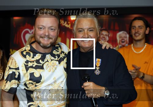 Amsterdam 1 juni 2025
Rene Froger krijgt na de laatste toppers in concert een koninklijke onderscheiding in de Johan Cruyff arena . De hele familike van Rene en Natasja is aanwezig . Natacha Danny Froger ( met vrouw) Didier Froger(met vriendin) en Maxim Froger (met vriendin) Ook Gerard Joling Jeroen v d Boom en Jan Smit waren natuurlijk aanwezig. Rene Froger en John Dirne