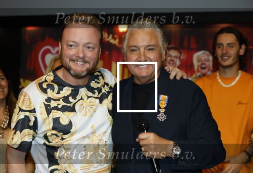 Amsterdam 1 juni 2025
Rene Froger krijgt na de laatste toppers in concert een koninklijke onderscheiding in de Johan Cruyff arena . De hele familike van Rene en Natasja is aanwezig . Natacha Danny Froger ( met vrouw) Didier Froger(met vriendin) en Maxim Froger (met vriendin) Ook Gerard Joling Jeroen v d Boom en Jan Smit waren natuurlijk aanwezig. Rene Froger en John Dirne
