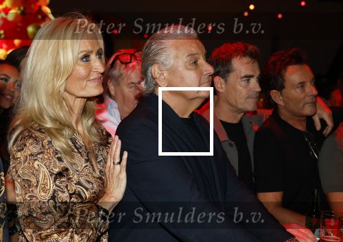 Amsterdam 1 juni 2025
Rene Froger krijgt na de laatste toppers in concert een koninklijke onderscheiding in de Johan Cruyff arena . Ook de andere toopers Jan Smit Gerard Joling en Jeroen v d Boom waren natuurlijk aanwezig.