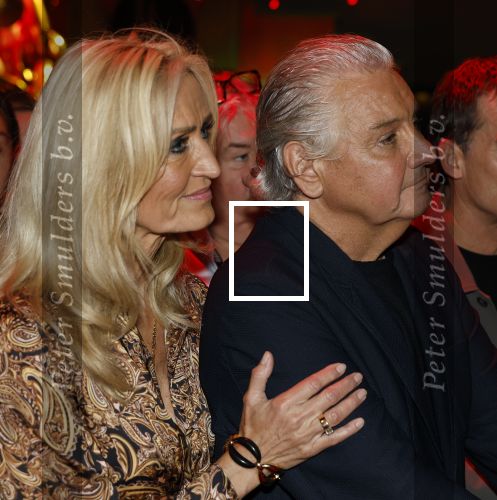 Amsterdam 1 juni 2025
Rene Froger krijgt na de laatste toppers in concert een koninklijke onderscheiding in de Johan Cruyff arena . Ook de andere toopers Jan Smit Gerard Joling en Jeroen v d Boom waren natuurlijk aanwezig.