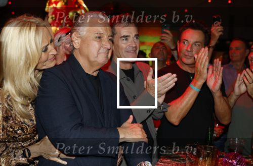 Amsterdam 1 juni 2025
Rene Froger krijgt na de laatste toppers in concert een koninklijke onderscheiding in de Johan Cruyff arena . De hele familike van Rene en Natasja is aanwezig . Natacha Danny Froger ( met vrouw) Didier Froger(met vriendin) en Maxim Froger (met vriendin) Ook Gerard Joling Jeroen v d Boom en Jan Smit waren natuurlijk aanwezig.