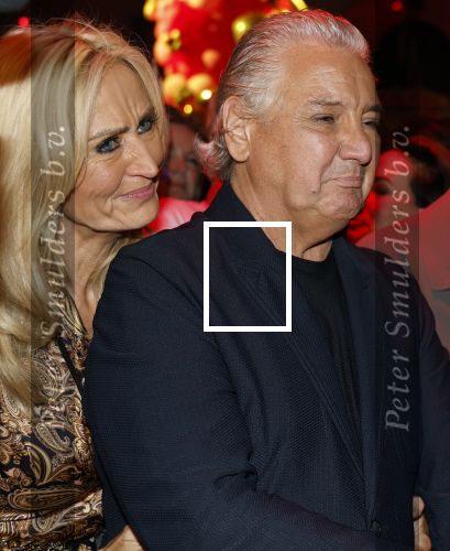 Amsterdam 1 juni 2025
Rene Froger krijgt na de laatste toppers in concert een koninklijke onderscheiding in de Johan Cruyff arena . De hele familike van Rene en Natasja is aanwezig . Natacha Danny Froger ( met vrouw) Didier Froger(met vriendin) en Maxim Froger (met vriendin) Ook Gerard Joling Jeroen v d Boom en Jan Smit waren natuurlijk aanwezig.