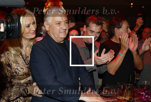 Amsterdam 1 juni 2025
Rene Froger krijgt na de laatste toppers in concert een koninklijke onderscheiding in de Johan Cruyff arena . De hele familike van Rene en Natasja is aanwezig . Natacha Danny Froger ( met vrouw) Didier Froger(met vriendin) en Maxim Froger (met vriendin) Ook Gerard Joling Jeroen v d Boom en Jan Smit waren natuurlijk aanwezig.