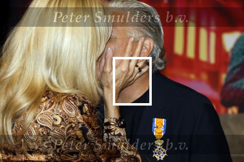 Amsterdam 1 juni 2025
Rene Froger krijgt na de laatste toppers in concert een koninklijke onderscheiding in de Johan Cruyff arena . De hele familike van Rene en Natasja is aanwezig . Natacha Danny Froger ( met vrouw) Didier Froger(met vriendin) en Maxim Froger (met vriendin) Ook Gerard Joling Jeroen v d Boom en Jan Smit waren natuurlijk aanwezig.