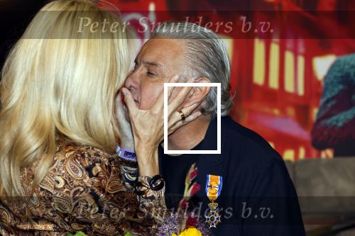Amsterdam 1 juni 2025
Rene Froger krijgt na de laatste toppers in concert een koninklijke onderscheiding in de Johan Cruyff arena . De hele familike van Rene en Natasja is aanwezig . Natacha Danny Froger ( met vrouw) Didier Froger(met vriendin) en Maxim Froger (met vriendin) Ook Gerard Joling Jeroen v d Boom en Jan Smit waren natuurlijk aanwezig.