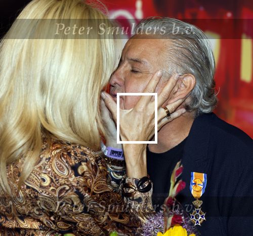 Amsterdam 1 juni 2025
Rene Froger krijgt na de laatste toppers in concert een koninklijke onderscheiding in de Johan Cruyff arena . De hele familike van Rene en Natasja is aanwezig . Natacha Danny Froger ( met vrouw) Didier Froger(met vriendin) en Maxim Froger (met vriendin) Ook Gerard Joling Jeroen v d Boom en Jan Smit waren natuurlijk aanwezig.