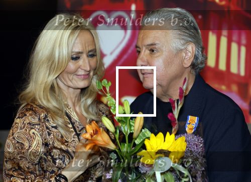 Amsterdam 1 juni 2025
Rene Froger krijgt na de laatste toppers in concert een koninklijke onderscheiding in de Johan Cruyff arena . De hele familike van Rene en Natasja is aanwezig . Natacha Danny Froger ( met vrouw) Didier Froger(met vriendin) en Maxim Froger (met vriendin) Ook Gerard Joling Jeroen v d Boom en Jan Smit waren natuurlijk aanwezig.