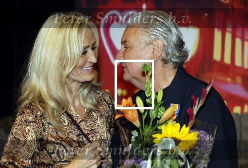 Amsterdam 1 juni 2025
Rene Froger krijgt na de laatste toppers in concert een koninklijke onderscheiding in de Johan Cruyff arena . De hele familike van Rene en Natasja is aanwezig . Natacha Danny Froger ( met vrouw) Didier Froger(met vriendin) en Maxim Froger (met vriendin) Ook Gerard Joling Jeroen v d Boom en Jan Smit waren natuurlijk aanwezig.