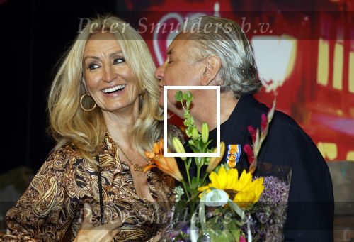 Amsterdam 1 juni 2025
Rene Froger krijgt na de laatste toppers in concert een koninklijke onderscheiding in de Johan Cruyff arena . De hele familike van Rene en Natasja is aanwezig . Natacha Danny Froger ( met vrouw) Didier Froger(met vriendin) en Maxim Froger (met vriendin) Ook Gerard Joling Jeroen v d Boom en Jan Smit waren natuurlijk aanwezig.