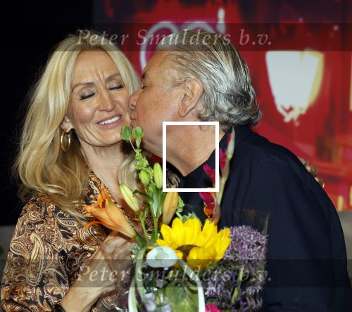 Amsterdam 1 juni 2025
Rene Froger krijgt na de laatste toppers in concert een koninklijke onderscheiding in de Johan Cruyff arena . De hele familike van Rene en Natasja is aanwezig . Natacha Danny Froger ( met vrouw) Didier Froger(met vriendin) en Maxim Froger (met vriendin) Ook Gerard Joling Jeroen v d Boom en Jan Smit waren natuurlijk aanwezig.