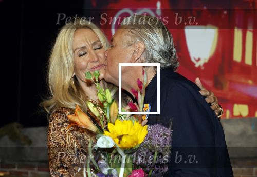 Amsterdam 1 juni 2025
Rene Froger krijgt na de laatste toppers in concert een koninklijke onderscheiding in de Johan Cruyff arena . De hele familike van Rene en Natasja is aanwezig . Natacha Danny Froger ( met vrouw) Didier Froger(met vriendin) en Maxim Froger (met vriendin) Ook Gerard Joling Jeroen v d Boom en Jan Smit waren natuurlijk aanwezig.