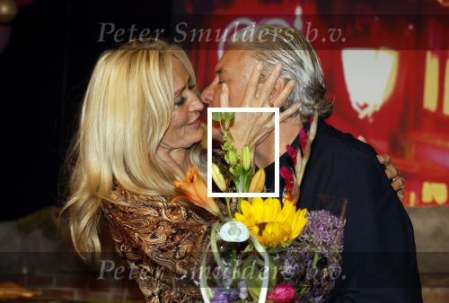 Amsterdam 1 juni 2025
Rene Froger krijgt na de laatste toppers in concert een koninklijke onderscheiding in de Johan Cruyff arena . De hele familike van Rene en Natasja is aanwezig . Natacha Danny Froger ( met vrouw) Didier Froger(met vriendin) en Maxim Froger (met vriendin) Ook Gerard Joling Jeroen v d Boom en Jan Smit waren natuurlijk aanwezig.