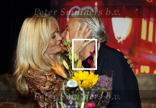 Amsterdam 1 juni 2025
Rene Froger krijgt na de laatste toppers in concert een koninklijke onderscheiding in de Johan Cruyff arena . De hele familike van Rene en Natasja is aanwezig . Natacha Danny Froger ( met vrouw) Didier Froger(met vriendin) en Maxim Froger (met vriendin) Ook Gerard Joling Jeroen v d Boom en Jan Smit waren natuurlijk aanwezig.