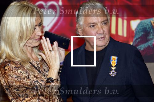 Amsterdam 1 juni 2025
Rene Froger krijgt na de laatste toppers in concert een koninklijke onderscheiding in de Johan Cruyff arena . De hele familike van Rene en Natasja is aanwezig . Natacha Danny Froger ( met vrouw) Didier Froger(met vriendin) en Maxim Froger (met vriendin) Ook Gerard Joling Jeroen v d Boom en Jan Smit waren natuurlijk aanwezig.