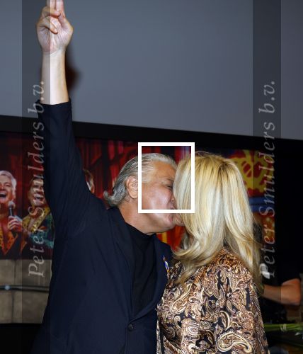 Amsterdam 1 juni 2025
Rene Froger krijgt na de laatste toppers in concert een koninklijke onderscheiding in de Johan Cruyff arena . De hele familike van Rene en Natasja is aanwezig . Natacha Danny Froger ( met vrouw) Didier Froger(met vriendin) en Maxim Froger (met vriendin) Ook Gerard Joling Jeroen v d Boom en Jan Smit waren natuurlijk aanwezig.