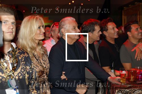 Amsterdam 1 juni 2025
Rene Froger krijgt na de laatste toppers in concert een koninklijke onderscheiding in de Johan Cruyff arena . Ook de andere toopers Jan Smit Gerard Joling en Jeroen v d Boom waren natuurlijk aanwezig.