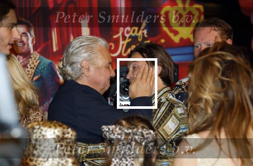 Amsterdam 1 juni 2025
Rene Froger krijgt na de laatste toppers in concert een koninklijke onderscheiding in de Johan Cruyff arena . De hele familike van Rene en Natasja is aanwezig . Natacha Danny Froger ( met vrouw) Didier Froger(met vriendin) en Maxim Froger (met vriendin) Ook Gerard Joling Jeroen v d Boom en Jan Smit waren natuurlijk aanwezig.