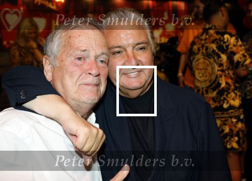 Amsterdam 1 juni 2025
Rene Froger krijgt na de laatste toppers in concert een koninklijke onderscheiding in de Johan Cruyff arena . De hele familike van Rene en Natasja is aanwezig . Natacha Danny Froger ( met vrouw) Didier Froger(met vriendin) en Maxim Froger (met vriendin) Ook Gerard Joling Jeroen v d Boom en Jan Smit waren natuurlijk aanwezig. Rene Froger met Wim Bohnenn