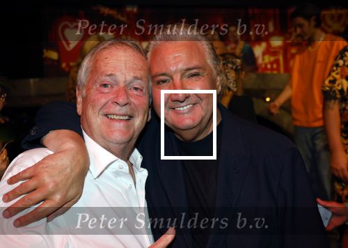 Amsterdam 1 juni 2025
Rene Froger krijgt na de laatste toppers in concert een koninklijke onderscheiding in de Johan Cruyff arena . De hele familike van Rene en Natasja is aanwezig . Natacha Danny Froger ( met vrouw) Didier Froger(met vriendin) en Maxim Froger (met vriendin) Ook Gerard Joling Jeroen v d Boom en Jan Smit waren natuurlijk aanwezig. Rene Froger met Wim Bohnenn