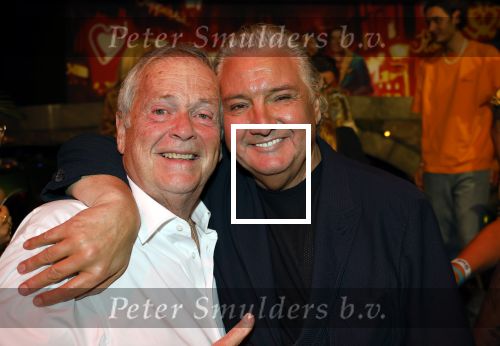 Amsterdam 1 juni 2025
Rene Froger krijgt na de laatste toppers in concert een koninklijke onderscheiding in de Johan Cruyff arena . De hele familike van Rene en Natasja is aanwezig . Natacha Danny Froger ( met vrouw) Didier Froger(met vriendin) en Maxim Froger (met vriendin) Ook Gerard Joling Jeroen v d Boom en Jan Smit waren natuurlijk aanwezig. Rene Froger met Wim Bohnenn