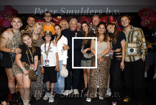 Amsterdam 1 juni 2025
Rene Froger krijgt na de laatste toppers in concert een koninklijke onderscheiding in de Johan Cruyff arena . De hele familike van Rene en Natasja is aanwezig . Natacha Danny Froger ( met vrouw) Didier Froger(met vriendin) en Maxim Froger (met vriendin) Ook Gerard Joling Jeroen v d Boom en Jan Smit waren natuurlijk aanwezig. Ook de eerste vrouw van Rene Yolanda Punt was aanwezig