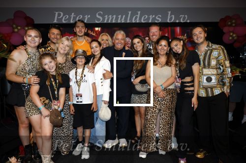 Amsterdam 1 juni 2025
Rene Froger krijgt na de laatste toppers in concert een koninklijke onderscheiding in de Johan Cruyff arena . De hele familike van Rene en Natasja is aanwezig . Natacha Danny Froger ( met vrouw) Didier Froger(met vriendin) en Maxim Froger (met vriendin) Ook Gerard Joling Jeroen v d Boom en Jan Smit waren natuurlijk aanwezig. Ook de eerste vrouw van Rene Yolanda Punt was aanwezig
