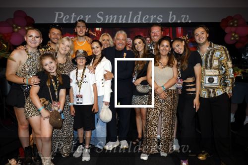 Amsterdam 1 juni 2025
Rene Froger krijgt na de laatste toppers in concert een koninklijke onderscheiding in de Johan Cruyff arena . De hele familike van Rene en Natasja is aanwezig . Natacha Danny Froger ( met vrouw) Didier Froger(met vriendin) en Maxim Froger (met vriendin) Ook Gerard Joling Jeroen v d Boom en Jan Smit waren natuurlijk aanwezig. Ook de eerste vrouw van Rene Yolanda Punt was aanwezig