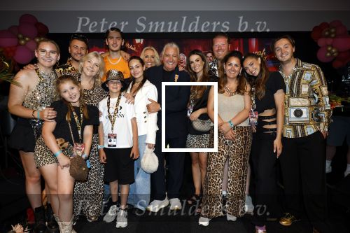 Amsterdam 1 juni 2025
Rene Froger krijgt na de laatste toppers in concert een koninklijke onderscheiding in de Johan Cruyff arena . De hele familike van Rene en Natasja is aanwezig . Natacha Danny Froger ( met vrouw) Didier Froger(met vriendin) en Maxim Froger (met vriendin) Ook Gerard Joling Jeroen v d Boom en Jan Smit waren natuurlijk aanwezig. Ook de eerste vrouw van Rene Yolanda Punt was aanwezig