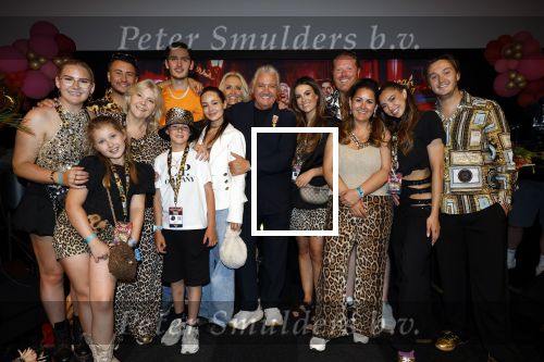 Amsterdam 1 juni 2025
Rene Froger krijgt na de laatste toppers in concert een koninklijke onderscheiding in de Johan Cruyff arena . De hele familike van Rene en Natasja is aanwezig . Natacha Danny Froger ( met vrouw) Didier Froger(met vriendin) en Maxim Froger (met vriendin) Ook Gerard Joling Jeroen v d Boom en Jan Smit waren natuurlijk aanwezig. Ook de eerste vrouw van Rene Yolanda Punt was aanwezig