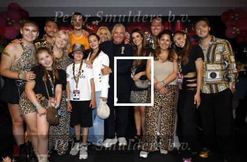 Amsterdam 1 juni 2025
Rene Froger krijgt na de laatste toppers in concert een koninklijke onderscheiding in de Johan Cruyff arena . De hele familike van Rene en Natasja is aanwezig . Natacha Danny Froger ( met vrouw) Didier Froger(met vriendin) en Maxim Froger (met vriendin) Ook Gerard Joling Jeroen v d Boom en Jan Smit waren natuurlijk aanwezig. Ook de eerste vrouw van Rene Yolanda Punt was aanwezig