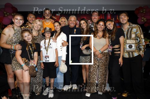 Amsterdam 1 juni 2025
Rene Froger krijgt na de laatste toppers in concert een koninklijke onderscheiding in de Johan Cruyff arena . De hele familike van Rene en Natasja is aanwezig . Natacha Danny Froger ( met vrouw) Didier Froger(met vriendin) en Maxim Froger (met vriendin) Ook Gerard Joling Jeroen v d Boom en Jan Smit waren natuurlijk aanwezig. Ook de eerste vrouw van Rene Yolanda Punt was aanwezig