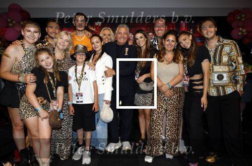 Amsterdam 1 juni 2025
Rene Froger krijgt na de laatste toppers in concert een koninklijke onderscheiding in de Johan Cruyff arena . De hele familike van Rene en Natasja is aanwezig . Natacha Danny Froger ( met vrouw) Didier Froger(met vriendin) en Maxim Froger (met vriendin) Ook Gerard Joling Jeroen v d Boom en Jan Smit waren natuurlijk aanwezig. Ook de eerste vrouw van Rene Yolanda Punt was aanwezig