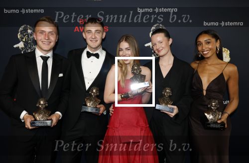 Amsterdam 2 juni 2025
Uitreiking Buma prijzen in de schouwburg van Amsterdam. Roxy Dekker met haar schrijversteam waaronder Julian Vahle